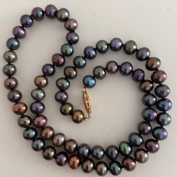 7mm genuine fresh water pearls in black 16” & 14k solid Gold closure. - Picture 3 of 5